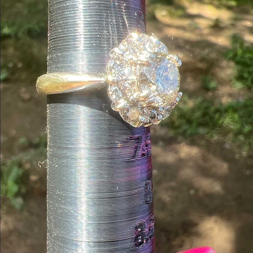 18k white gold Classic Diamond Halo Ring in Gold with Clear Stones - Picture 4 of 7